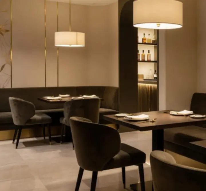 Eleganckie wnętrze restauracji Auto Glow Finish z nastrojowym oświetleniem i nowoczesnymi stołami