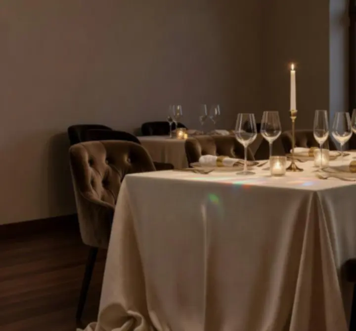 Elegancki wieczorny stół restauracyjny z delikatnym światłem i nakryciami w Auto Glow Finish.