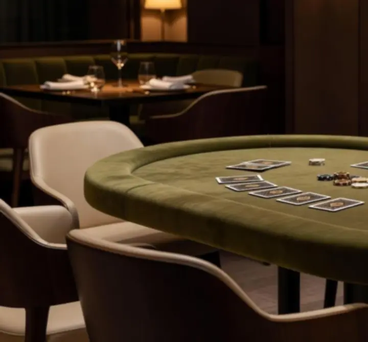 Elegancki stół pokerowy przygotowany na wieczór w Auto Glow Finish.