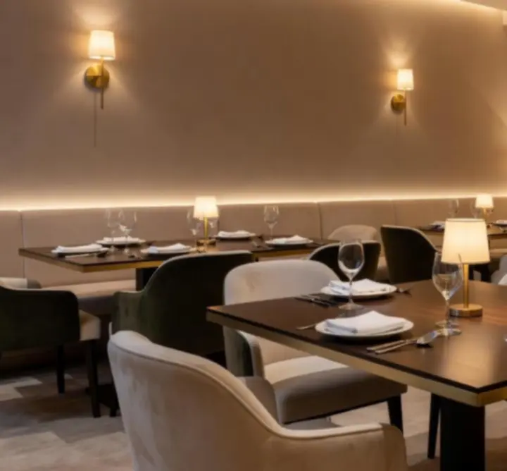 Eleganckie wnętrze restauracji Auto Glow Finish w ciepłym, wieczornym świetle