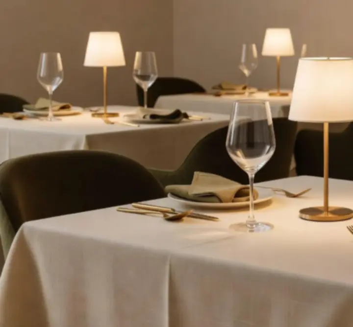 Wnętrze restauracji Auto Glow Finish w wieczornym, eleganckim oświetleniu.
